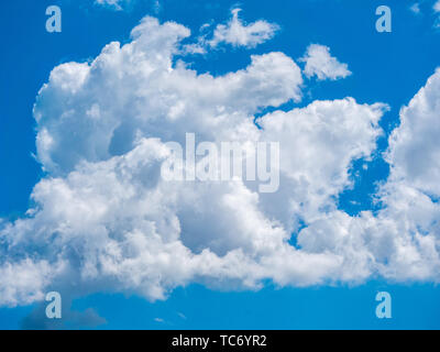 Immagine del cielo blu abstract e soffice nuvola bianca durante le ore diurne, close up Foto Stock