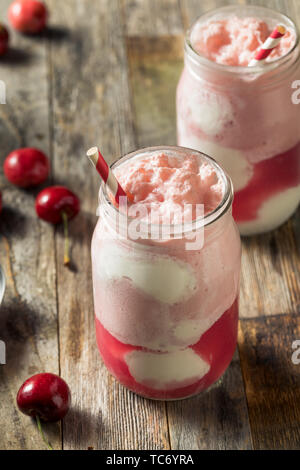 In casa ciliegio dolce il Kombucha Gelato galleggiante in un bicchiere Foto Stock