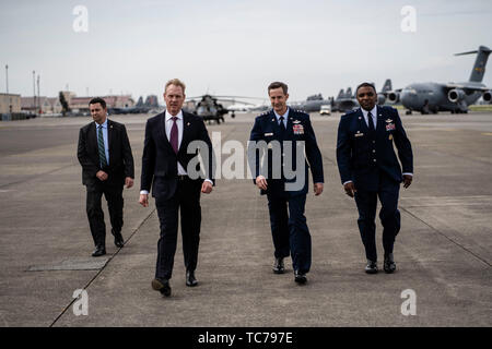 Il Segretario della Difesa Patrick Shanahan(a sinistra) cammina al fianco delle forze USA Giappone commander Lt.Gen Kevin B. Schneider presso Yokota Air Base, Giappone durante il suo viaggio in Asia. Mentre in Asia ha viaggiato a Singapore per frequentare l'Asia vertice sulla sicurezza Shangri-La Dialogo per discutere di sicurezza, la stabilità e la prosperità nella regione Indo-Pacifico. DoD Foto di comunicazione di massa specialista in seconda classe Taylor Mohr. Foto Stock