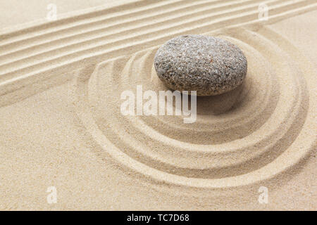 Giardino Zen di meditazione sullo sfondo di pietra Foto Stock