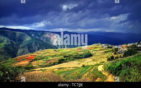 Il paesaggio unico,rosso della terra.Dongchuan nella provincia di Yunnan in Cina Foto Stock