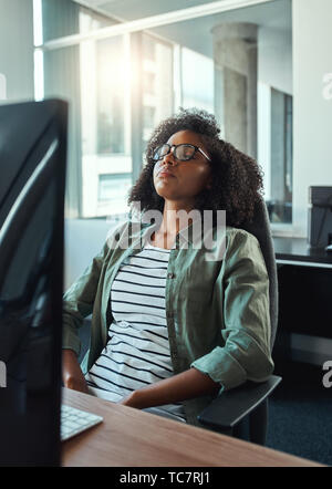 Esaurito imprenditrice rilassante in ufficio Foto Stock