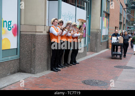 Gruppo di musicisti che suonano le corna sul marciapiede di Washington Street nel centro cittadino di Boston Foto Stock