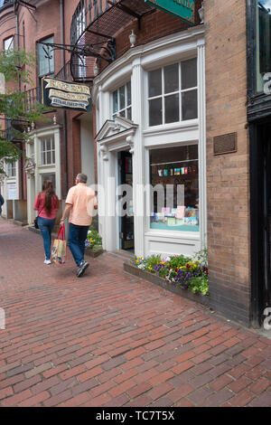 Negozi & marciapiede di mattoni su Charles Street in Beacon Hill, Boston Foto Stock