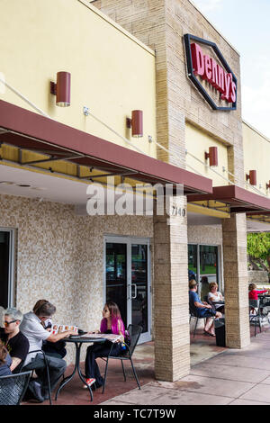 Miami Beach Florida, North Beach, Collins Avenue, Denny's, ristoranti, ristoranti, ristoranti, ristoranti, ristoranti, caffè, ingresso frontale all'esterno, tavoli, clienti, FL1903311 Foto Stock