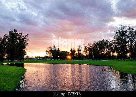 Miami Beach Florida, campo da golf pubblico Normandy Shores, tramonto sull'acqua dello stagno, FL190430056 Foto Stock