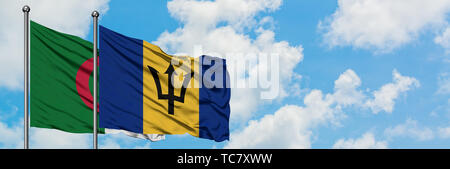Algeria e Barbados bandiera sventolare nel vento contro bianco torbido cielo blu insieme. Concetto di Diplomazia e relazioni internazionali. Foto Stock