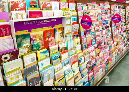 Miami Beach Florida,North Beach,Walgreens,farmacia farmacia,interiore,biglietti d'auguri Hallmark compleanno,vendita prodotti display,visitatori t Foto Stock