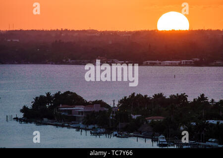 Miami Beach Florida, Biscayne Point, Biscayne Bay, tramonto sul sole, FL190430088 Foto Stock