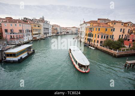 Venezia, Veneto, Italia : vista del Canal Grande dal ponte dell'Accademia.