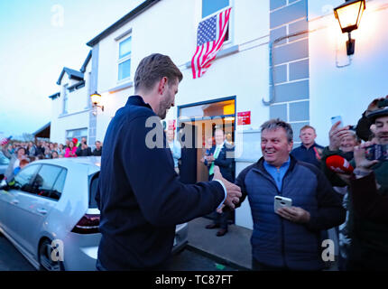 Eric Trump, il figlio del presidente americano Donald Trump, incontra la gente del posto nel villaggio di Doonbeg nella contea di Clare, il primo giorno del Presidente americano Donald Trump's visita nella Repubblica di Irlanda. Foto Stock