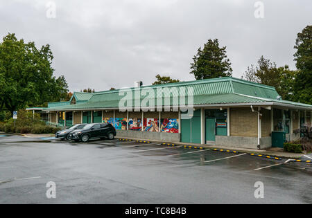VANCOUVER, CANADA - 21 SETTEMBRE 2018 - Centro comunitario Douglas Park con parcheggio in giornata di pioggia. Foto Stock