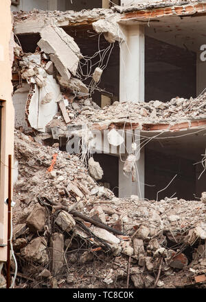 Demolizione di un edificio di nuova costruzione. Le macerie dopo il crollo. Immagine per essere usato come un rappresentante terremoto concetto. Foto Stock