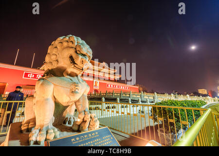 Leone di pietra di fronte a piazza Tiananmen Foto Stock