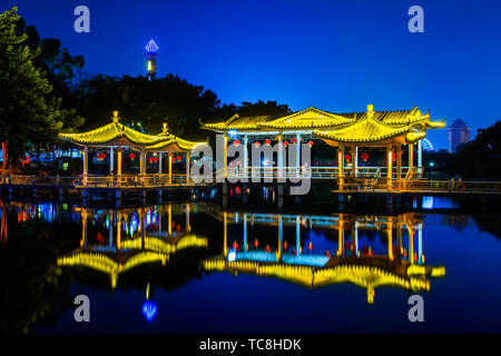 Il padiglione dorato con lanterne rosse di notte Foto Stock