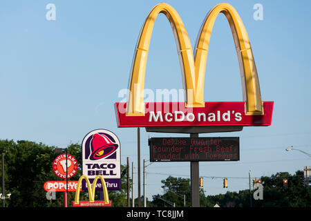 McDonald's, Taco Bell e Popeye's ristorante fast food location segni in caduta di acque, West Virginia il 4 giugno 2019. Foto Stock