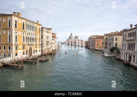 Venezia Veneto Italia il 19 gennaio 2019: vista del Canal Grande dal ponte dell'Accademia.