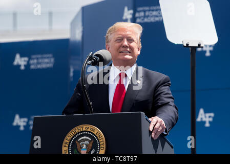 Trump, Presidente degli Stati Uniti, offre la graduazione indirizzo per gli Stati Uniti Air Force Academy Classe di 2019 a Falcon Stadium in Colorado Springs, Colorado, 30 maggio 2019. Nove-cento-ottanta-nove cadetti graduato fino a diventare il più recente seconda luogotenenti nella Air Force. (Air Force photo/ Trevor Cokley) Foto Stock