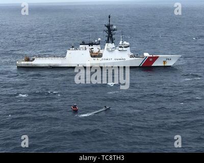 Un guardacoste Hamilton (WMSL-753) equipaggio interdice un basso profilo imbarcazione nell'Oceano Pacifico orientale, 10 maggio 2019. I farmaci sono stati interdetti in acque internazionali dell'Oceano Pacifico orientale al largo delle coste del Messico, America Centrale e del Sud e includono il contrabbando sequestrate e recuperata in oltre una dozzina di interdictions sospetti di contrabbando di droga navi da parte degli Stati Uniti Guardia costiera e Royal Canadian navi della Marina Militare. (Coast Guard foto) Foto Stock