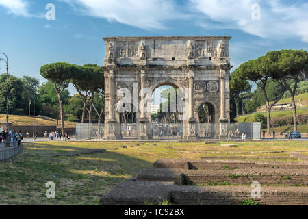 Roma, Italia - 24 giugno 2017: Arco di Costantino vicino al Colosseo nella città di Roma, Italia Foto Stock