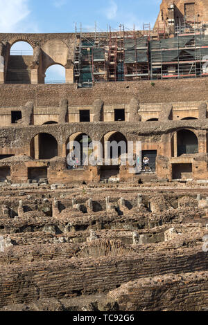 Roma, Italia - 24 giugno 2017: Panorama della parte interna del Colosseo nella città di Roma, Italia Foto Stock