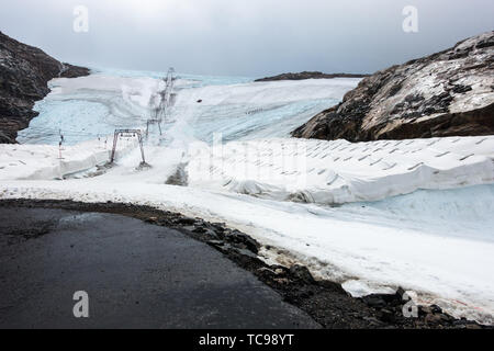 Impianti di risalita e piste da sci a Folgefonna Glacier, una popolare destinazione in Norvegia per lo sci estivo Foto Stock