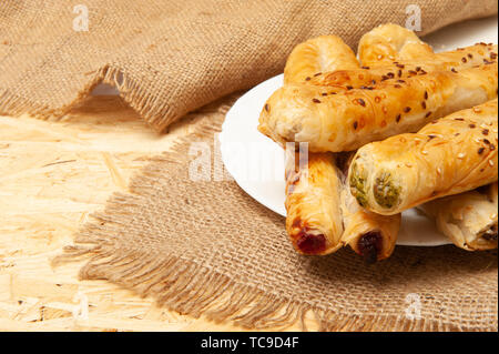 Rolllini cotta al forno con ripieno su una piastra. Foto Stock