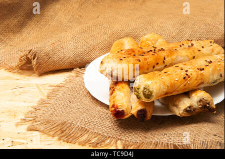 Rolllini cotta al forno con ripieno su una piastra. Foto Stock