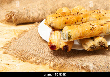 Rolllini cotta al forno con ripieno su una piastra. Foto Stock