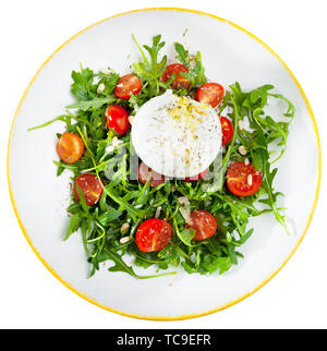 Gustosa insalata con soft Burrata formaggio, pomodori ciliegini e verdi Foto Stock