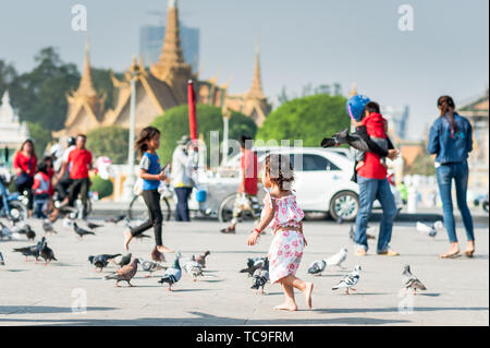 Le famiglie potranno trascorrere una giornata mangiando i piccioni, comprando giocattoli e palloncini e camminando lungo la passeggiata vicino al Palazzo reale Phnom Penh Cambogia. Foto Stock