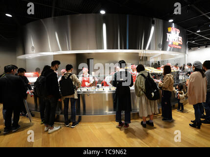 Il Cup Noodle workshop presso il Cup Noodles museum di Osaka in Giappone. Foto Stock