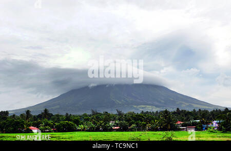 Il vulcano Mayon coperti con una bella nuvola. Foto Stock