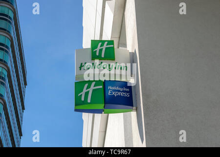 Close up di un cartellone Holiday Inn Hotel a Amsterdam Il Bijlmer Paesi Bassi 2019 Foto Stock