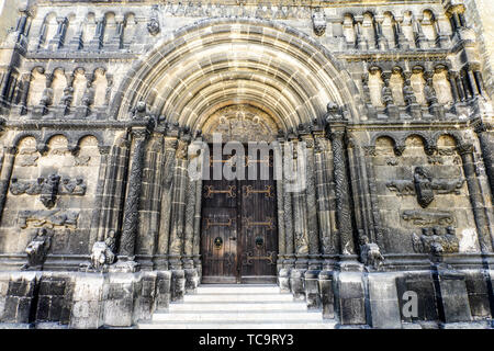 Il romanico portale nord della chiesa scozzese st Jakob, Regensburg, Baviera, Germania. Foto Stock