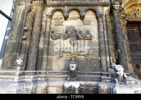 Il romanico portale nord della chiesa scozzese st Jakob, Regensburg, Baviera, Germania. Foto Stock