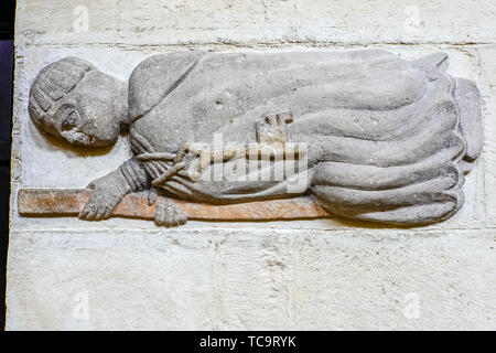 Il bassorilievo del monaco Rydan tenendo premuto un tasto e un righello di san Jacob chiesa, old town Regensburg, Baviera, Germania. Foto Stock