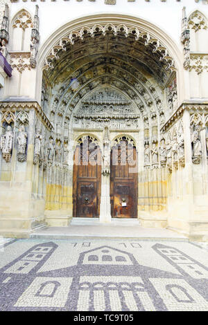 Vista della cattedrale di Santa Maria a Augsburg, Schwaben, Svevia, Baviera, Baviera, Germania. La Baviera è una delle più antiche città della Germania. Foto Stock