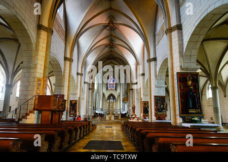 Navata centrale nella Cattedrale di Santa Maria a Augsburg, Schwaben, Svevia, Baviera, Baviera, Germania. La Baviera è una delle più antiche città della Germania. Foto Stock