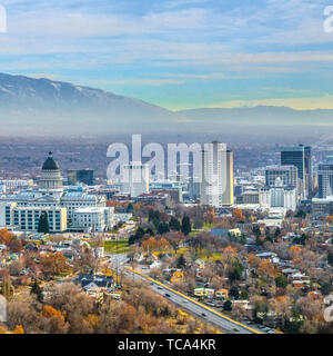 Cornice quadrata vista panoramica del trafficato centro cittadino di Salt Lake City nello Utah Foto Stock