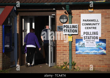I membri del pubblico immettere la stazione di polling a Parnwell centro comunitario in Peterborough come voti ottiene in modo in Peterborough da-elezione. Foto Stock