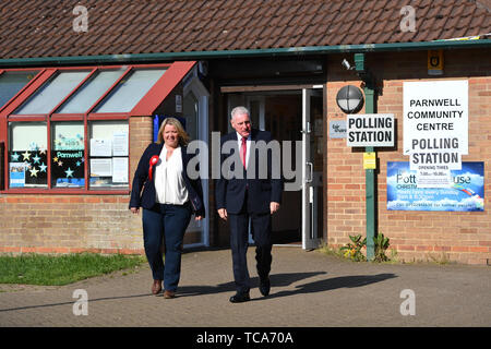 Candidato Lisa Forbes lascia la stazione di polling a Parnwell centro comunitario in Peterborough come voti ottiene in modo in Peterborough da-elezione. Foto Stock