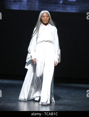 Ozwald Boateng pista al famoso Teatro Apollo di Harlem New York offre: Ozwald Boateng pista mostrano dove: New York New York, Stati Uniti quando: 06 maggio 2019 Credit: Jeff Grossman/WENN.com Foto Stock