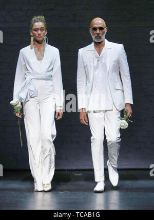 Ozwald Boateng pista al famoso Teatro Apollo di Harlem New York offre: Ozwald Boateng pista mostrano dove: New York New York, Stati Uniti quando: 06 maggio 2019 Credit: Jeff Grossman/WENN.com Foto Stock