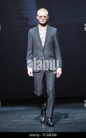 Ozwald Boateng pista al famoso Teatro Apollo di Harlem New York offre: Ozwald Boateng pista mostrano dove: New York New York, Stati Uniti quando: 06 maggio 2019 Credit: Jeff Grossman/WENN.com Foto Stock