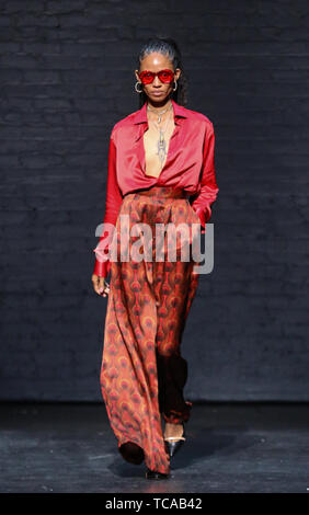 Ozwald Boateng pista al famoso Teatro Apollo di Harlem New York offre: Ozwald Boateng pista mostrano dove: New York New York, Stati Uniti quando: 06 maggio 2019 Credit: Jeff Grossman/WENN.com Foto Stock