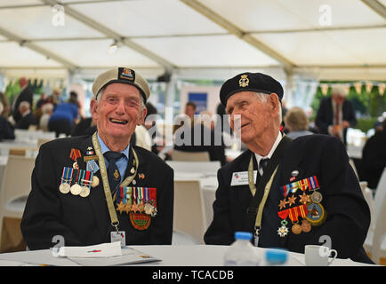 Veterani presso il Royal British Legion di servizio del ricordo, presso la Commissione delle tombe di guerra del Commonwealth il cimitero di Bayeux, Francia, come parte delle celebrazioni per il settantacinquesimo anniversario dello sbarco in Normandia. Foto Stock