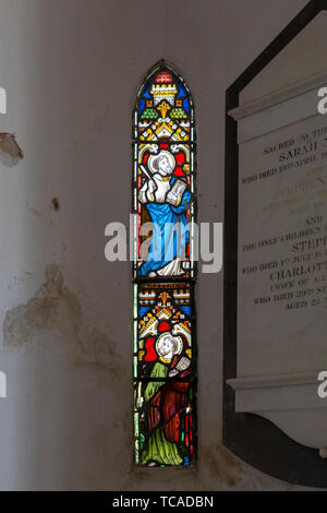 Finestra di vetro colorato nella chiesa di Saint Leonard, Sutton Veny, Wiltshire, Inghilterra, Regno Unito Foto Stock