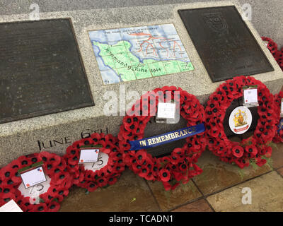 La Ghirlanda prevista dal Duca di Cambridge presso il National Memorial Arboretum a Alrewas, in Staffordshire, per un servizio per contrassegnare il settantacinquesimo anniversario dello sbarco in Normandia. Foto Stock