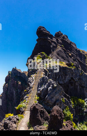 Una panoramica di scale di pietra in 'Pico Areeiro' percorso, l'isola di Madeira, Portogallo. Foto Stock